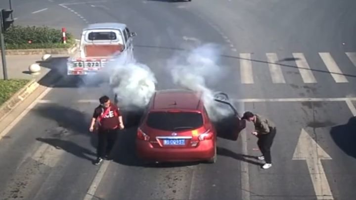 Китайский торговец решил закурить в салоне автомобиля с петардами Китайский торговец решил закурить в салоне автомобиля с петардами
