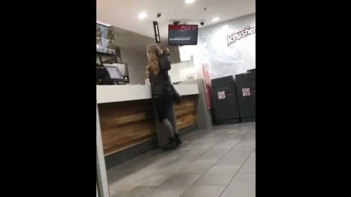 Пьяная девушка громит ресторан KFC в Австралии Пьяная девушка громит ресторан KFC в Австралии