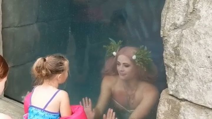 Девушка в костюме русалки развлекает малышню Девушка в костюме русалки развлекает малышню