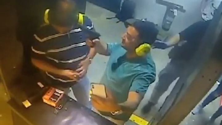 Посетитель тира решил сделать эффектное селфи со своим другом Посетитель тира решил сделать эффектное селфи со своим другом