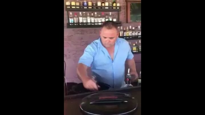 Классные трюки бармена во время приготовления коктейля