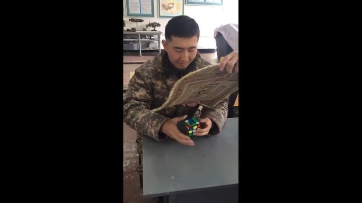 Солдат собирает кубик Рубика вслепую 