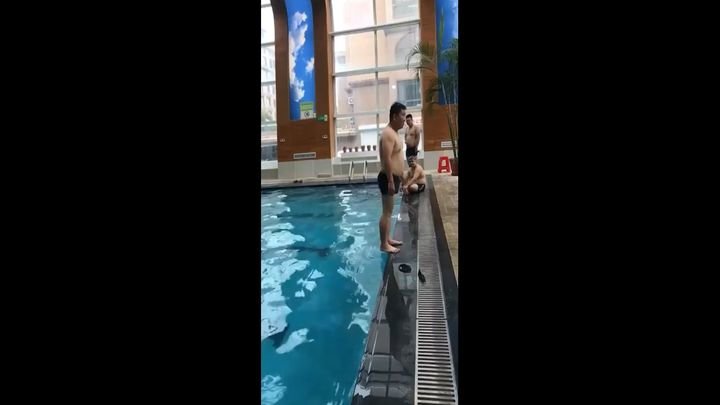 Очень болезненный прыжок в бассейн