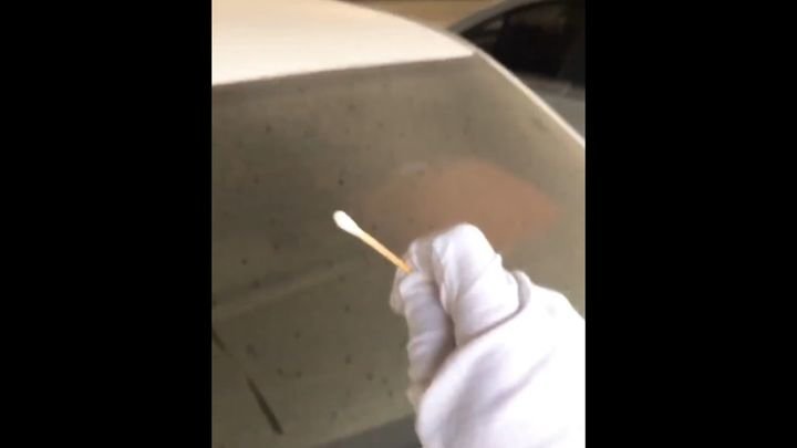 Художник демонстрирует свой талант на грязном стекле автомобиля 