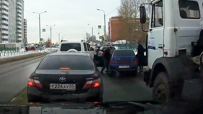 Студент на ВАЗе совершил ошибку: дорожные разборки в Омске