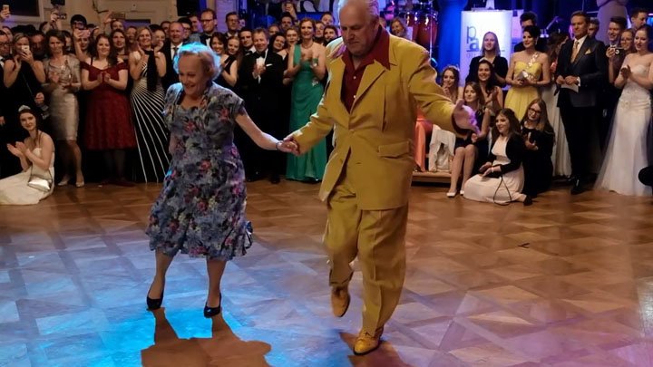Пожилая супружеская пара зажигает на танцполе