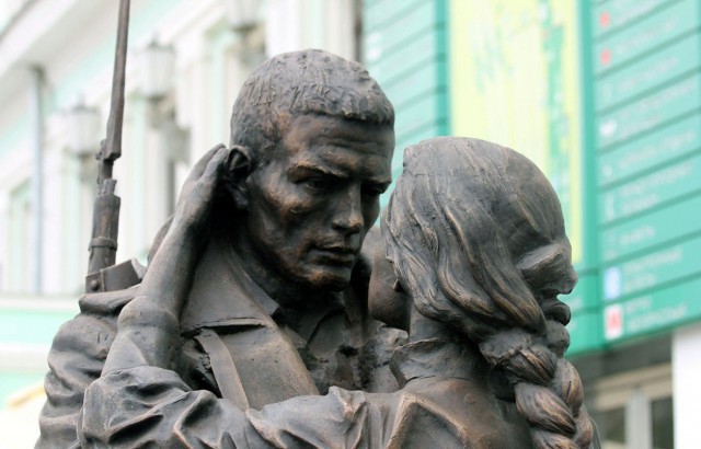 Памятник «Прощание славянки» на Белорусском вокзале в Москве Памятник «Прощание славянки» на Белорусском вокзале в Москве
