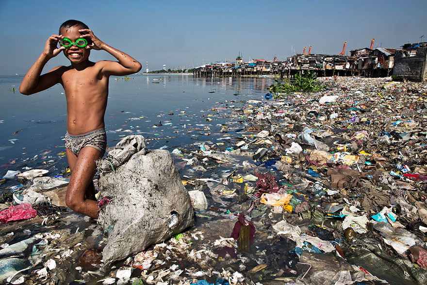 7. Ежедневно этот мальчик собирает пластиковый мусор, чтобы сдать его за 35 центов за кг и помочь своей семье загрязнение, мир, фото