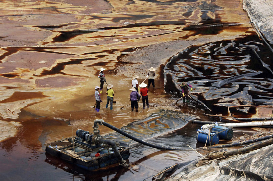 37. Рабочие пытаются очистить водный объект от нефтяного разлива, провинция Фуцзянь, Китай загрязнение, мир, фото