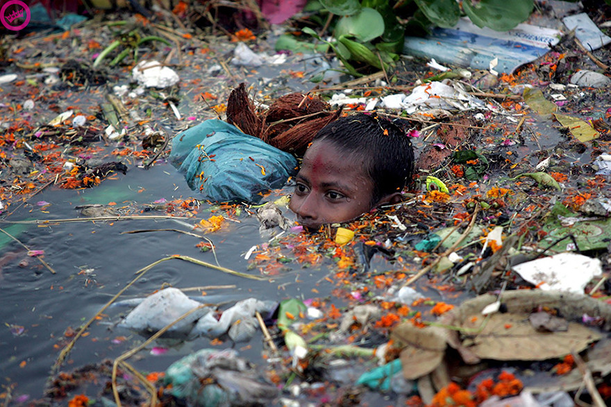 10. Мальчик, плавающий в загрязненном водоеме, Индия загрязнение, мир, фото