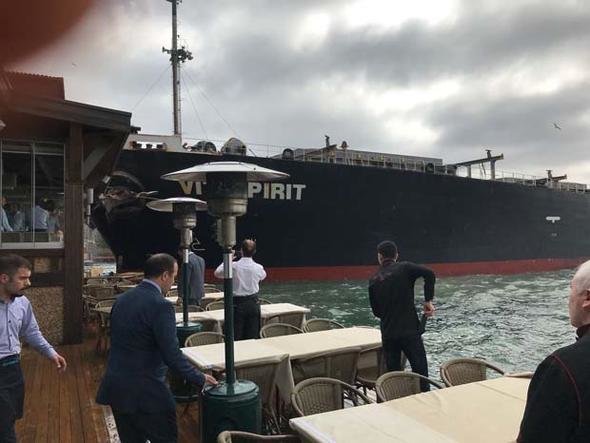 В Турции танкер взял на таран особняк XVIII века В Турции танкер взял на таран особняк XVIII века ynews, потеря управления, разгром, столкновение, танкер