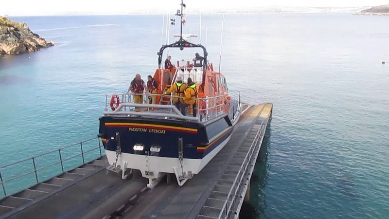 Спуск спасательного катера на воду с горки Спуск спасательного катера на воду с горки