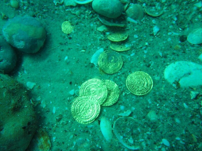 3,5 кг золотых монет нашли под водой дайверы клад, находка, факт, факты