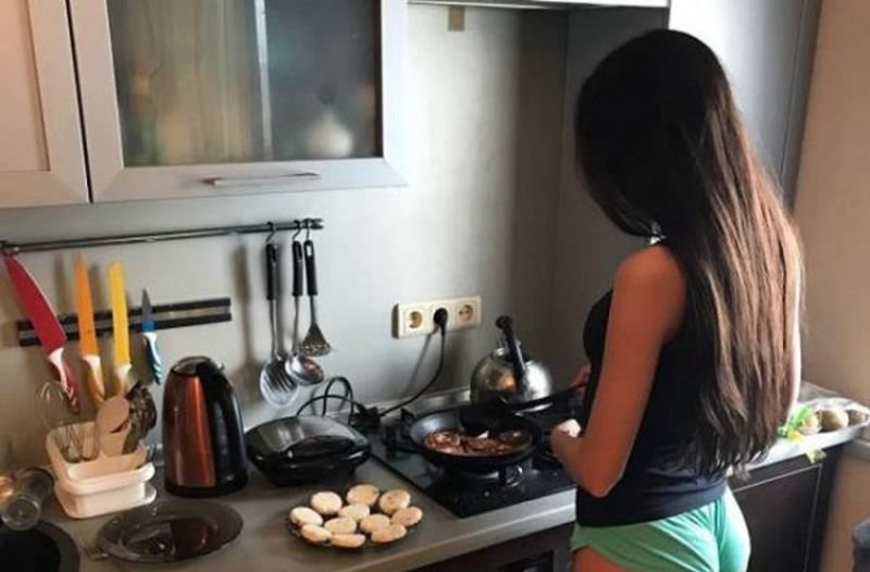 Девица с длинными черными волосами отдается лысому на кухне