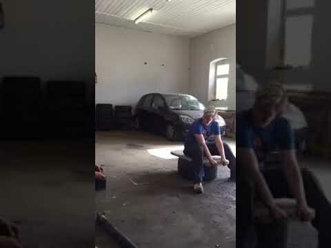 Начинающие автомеханики развлекаются Начинающие автомеханики развлекаются