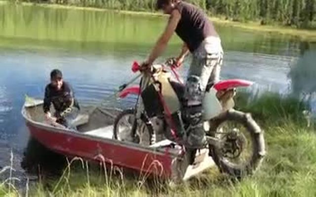 Любопытный гибрид мотоцикла и лодки 