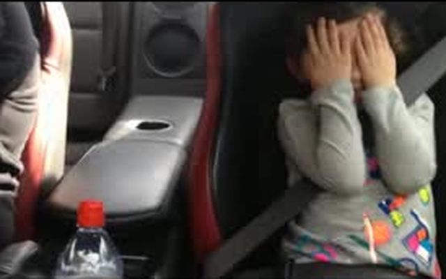 Папа катает дочку на мощном авто 
