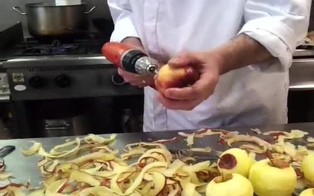 Как быстро и просто очистить яблоки от кожуры 