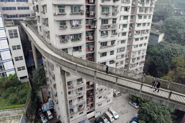 Мост между домами в Китае