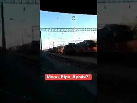 На Донбассе засняли электровоз РЖД, тянущий технику ВСУ на фронт 