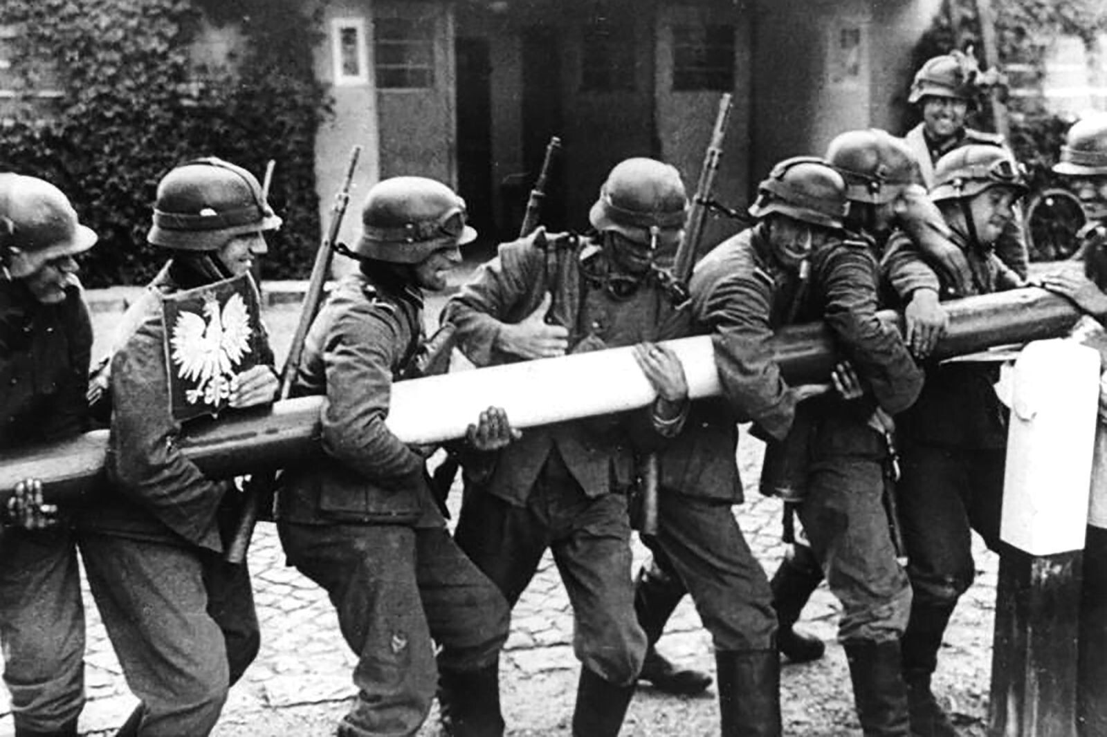 Название немецких нападений. Вторжение Германии в Польшу 1 сентября 1939. Немецкие солдаты Польша 1939. 1 Сентября 1939 года германский Вермахт напал на Польшу.. Германские войска в Польше 1939.