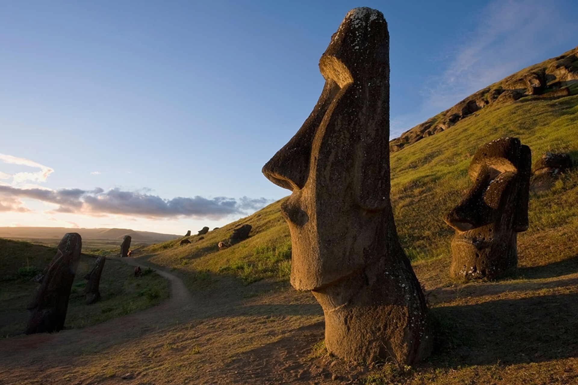 Без идол. Остров Пасхи статуи Моаи. Каменные истуканы острова Пасхи. Моаи (статуи острова Пасхи), Чили. Каменные статуи Моаи остров Пасхи Чили.