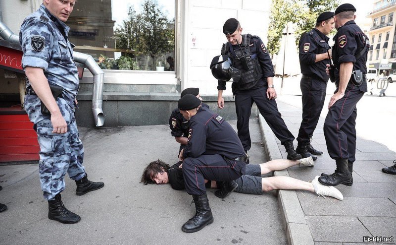 Да да.Вот на фотке коварный провокатор пытается сломать свою ногу об ноги полицейских. И, знаешь, ему это удалось!