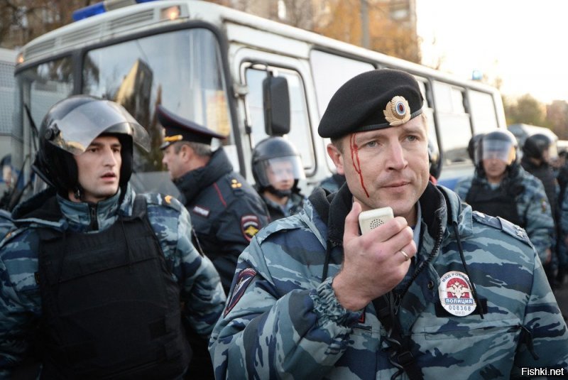 Провокации "мирного протеста" 
При этом сами бойцы Росгвардии пострадали во время так называемого "мирного" митинга, как убеждали всех вдохновители акции. Двое росгвардейцев получили ожоги глаз после того, как неизвестные распылили на Тверской улице перцовый газ из баллончика.

Как сообщалось, "мирные" протестующие во время своей акции не только провоцировали стражей порядка словами. Пытаясь прорваться к зданию мэрии столицы, протестующие кидали в сторону оцепления взрывпакеты. "Кто просил видео, где в ОМОН куском асфальта швырнули? Сморите и потом не рассказывайте, что ваших побратимов винтили "просто так", - написала в своем микроблоге в Twitter журналистка Юлия Витязева, опубликовав соответствующее видео.

Чуть ранее журналистка обратила внимание и на другое видео, распространяемое по соцсетям с оппозиционного незаконного митинга. На записи хорошо видно, как один из участников ударяет в лицо сотрудника полиции. Если бы не защитный шлем, удар пришелся бы прямо в челюсть.

"Мирные протестующие пришли на встречу с кандидатами, - обращает внимание Витязева. - При этом они скандируют "фашисты" и пытаются ударить сотрудника ОМОНа по лицу!"

Журналист Илиас Меркури, публикуя то же видео с провокатором, ударившим полицейского, призывает:

"А не пора ли завершить этот цирк? Кстати, этого провокатора надо найти. Узнал кто?"

"Эти ребята стоят на страже, пока мы уютно сидим на диванах"
О высоком профессионализме и невероятной выдержке парней из Росгвардии говорили многие пользователи Сети.

"Коллеги, давайте скажем спасибо парням из Росгвардии и ОМОНа, которые сегодня, несмотря на откровенные провокации и оскорбления, достойно выполняли свой служебный долг", - написал в своем микроблоге журналист и военный корреспондент Дмитрий Борисенко.