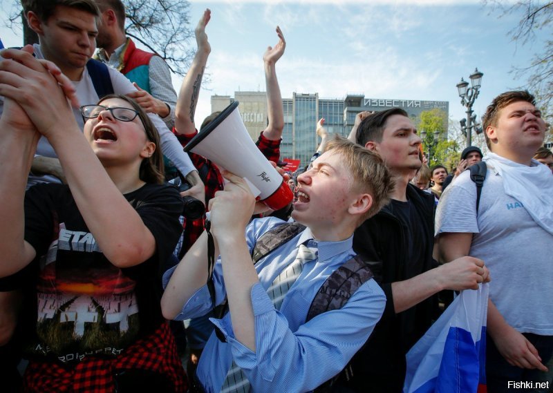 Вы где то на митингах, в среде "протестующих" увидели "русского мужика"?  Какое отношение к "русскому мужику" имеет толпа ни разу в жизни не работавших прилизанных недорослей с айфонами?

Русскому мужику некогда протестовать -он семью кормит...