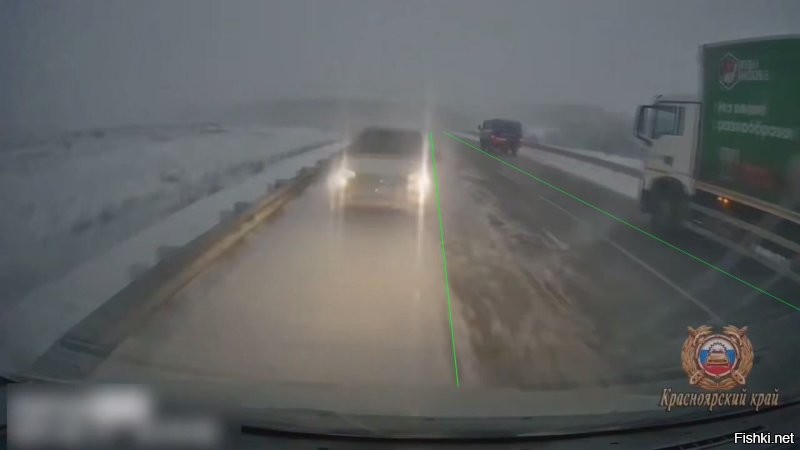 Ему дофига места оставили. Грузовик сместился, легковой сместился, осталось только проехать.