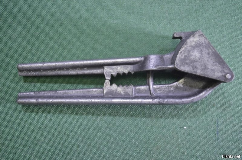 Советский мультитул:
- Раздави чеснок
- Расколи орех
- Косточку из вишни вынь
- Пиво открой
Всё хорошо в этой штуке, пользуюсь по сей день. Но! При наличии электроплиты, приходится покупать спички... Без спички хрен помоешь эту штуку - чеснок застревает в дырочках намертво (зубочистка не помогает - она чуть тоньше)...