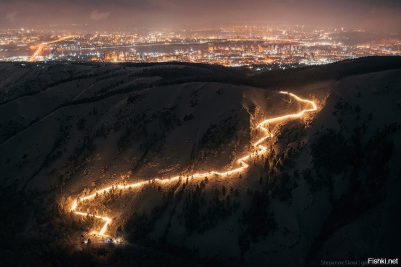 На окраине Красноярска находится самая длинная лестница в России. Она ведёт на вершину Торгашинского хребта. Общая протяжённость лестницы 1,2 км, она состоит из 1683 ступеней. Подъём по ней на вершину хребта занимает примерно 40 минут, с неё открывается панорамный вид на город, тайгу и Красноярские столбы.
